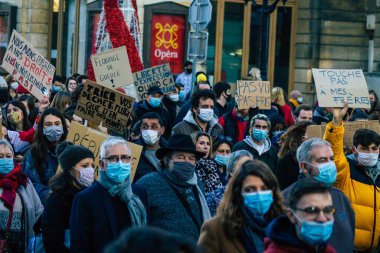 Reims France 28 Kasım 2020 Kimliği belirsiz göstericilerin yeni Küresel Güvenlik tasarısına karşı protesto gösterileri, Fransa 'da basın özgürlüğüne tehdit oluşturacağını beyan ediyor