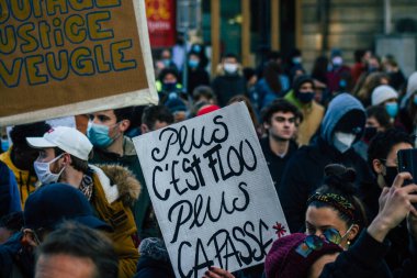 Reims France 28 Kasım 2020 Kimliği belirsiz göstericilerin yeni Küresel Güvenlik tasarısına karşı protesto gösterileri, Fransa 'da basın özgürlüğüne tehdit oluşturacağını beyan ediyor