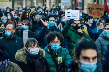 Reims France 28 Kasım 2020 Kimliği belirsiz göstericilerin yeni Küresel Güvenlik tasarısına karşı protesto gösterileri, Fransa 'da basın özgürlüğüne tehdit oluşturacağını beyan ediyor