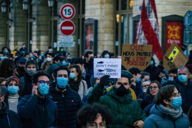 Reims France 28 Kasım 2020 Kimliği belirsiz göstericilerin yeni Küresel Güvenlik tasarısına karşı protesto gösterileri, Fransa 'da basın özgürlüğüne tehdit oluşturacağını beyan ediyor