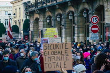 Reims France 28 Kasım 2020 Kimliği belirsiz göstericilerin yeni Küresel Güvenlik tasarısına karşı protesto gösterileri, Fransa 'da basın özgürlüğüne tehdit oluşturacağını beyan ediyor