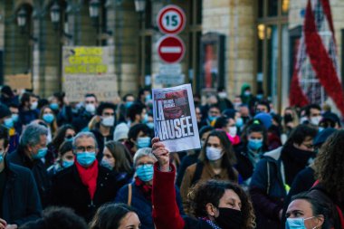 Reims France 28 Kasım 2020 Kimliği belirsiz göstericilerin yeni Küresel Güvenlik tasarısına karşı protesto gösterileri, Fransa 'da basın özgürlüğüne tehdit oluşturacağını beyan ediyor