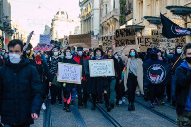 Reims France 28 Kasım 2020 Kimliği belirsiz göstericilerin yeni Küresel Güvenlik tasarısına karşı protesto gösterileri, Fransa 'da basın özgürlüğüne tehdit oluşturacağını beyan ediyor