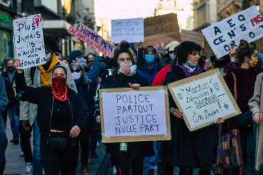 Reims France 28 Kasım 2020 Kimliği belirsiz göstericilerin yeni Küresel Güvenlik tasarısına karşı protesto gösterileri, Fransa 'da basın özgürlüğüne tehdit oluşturacağını beyan ediyor