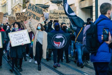 Reims France 28 Kasım 2020 Kimliği belirsiz göstericilerin yeni Küresel Güvenlik tasarısına karşı protesto gösterileri, Fransa 'da basın özgürlüğüne tehdit oluşturacağını beyan ediyor