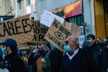 Reims France 28 Kasım 2020 Kimliği belirsiz göstericilerin yeni Küresel Güvenlik tasarısına karşı protesto gösterileri, Fransa 'da basın özgürlüğüne tehdit oluşturacağını beyan ediyor