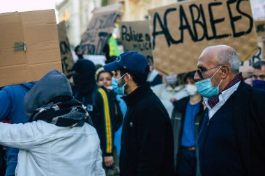 Reims France 28 Kasım 2020 Kimliği belirsiz göstericilerin yeni Küresel Güvenlik tasarısına karşı protesto gösterileri, Fransa 'da basın özgürlüğüne tehdit oluşturacağını beyan ediyor
