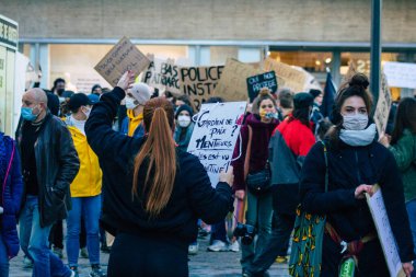 Reims France 28 Kasım 2020 Kimliği belirsiz göstericilerin yeni Küresel Güvenlik tasarısına karşı protesto gösterileri, Fransa 'da basın özgürlüğüne tehdit oluşturacağını beyan ediyor