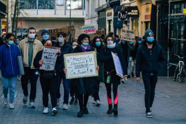 Reims France 28 Kasım 2020 Kimliği belirsiz göstericilerin yeni Küresel Güvenlik tasarısına karşı protesto gösterileri, Fransa 'da basın özgürlüğüne tehdit oluşturacağını beyan ediyor