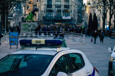 Reims France 28 Kasım 2020 Kimliği belirsiz göstericilerin yeni Küresel Güvenlik tasarısına karşı protesto gösterileri, Fransa 'da basın özgürlüğüne tehdit oluşturacağını beyan ediyor