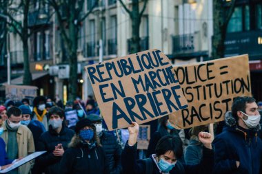 Reims France 28 Kasım 2020 Kimliği belirsiz göstericilerin yeni Küresel Güvenlik tasarısına karşı protesto gösterileri, Fransa 'da basın özgürlüğüne tehdit oluşturacağını beyan ediyor