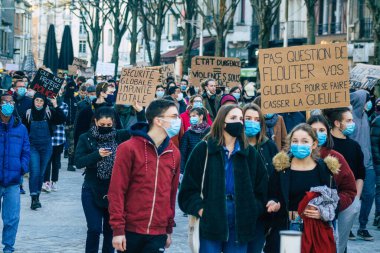 Reims France 28 Kasım 2020 Kimliği belirsiz göstericilerin yeni Küresel Güvenlik tasarısına karşı protesto gösterileri, Fransa 'da basın özgürlüğüne tehdit oluşturacağını beyan ediyor