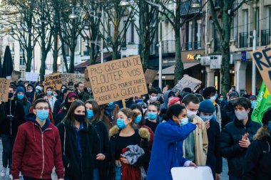 Reims France 28 Kasım 2020 Kimliği belirsiz göstericilerin yeni Küresel Güvenlik tasarısına karşı protesto gösterileri, Fransa 'da basın özgürlüğüne tehdit oluşturacağını beyan ediyor