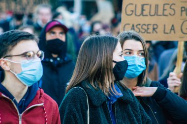 Reims France 28 Kasım 2020 Kimliği belirsiz göstericilerin yeni Küresel Güvenlik tasarısına karşı protesto gösterileri, Fransa 'da basın özgürlüğüne tehdit oluşturacağını beyan ediyor