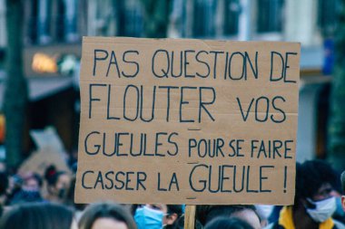 Reims France 28 Kasım 2020 Kimliği belirsiz göstericilerin yeni Küresel Güvenlik tasarısına karşı protesto gösterileri, Fransa 'da basın özgürlüğüne tehdit oluşturacağını beyan ediyor