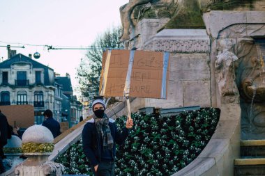 Reims France 28 Kasım 2020 Kimliği belirsiz göstericilerin yeni Küresel Güvenlik tasarısına karşı protesto gösterileri, Fransa 'da basın özgürlüğüne tehdit oluşturacağını beyan ediyor