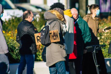 Reims France 28 Kasım 2020 Kimliği belirsiz göstericilerin yeni Küresel Güvenlik tasarısına karşı protesto gösterileri, Fransa 'da basın özgürlüğüne tehdit oluşturacağını beyan ediyor