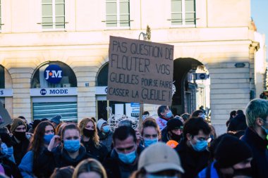 Reims France 28 Kasım 2020 Kimliği belirsiz göstericilerin yeni Küresel Güvenlik tasarısına karşı protesto gösterileri, Fransa 'da basın özgürlüğüne tehdit oluşturacağını beyan ediyor