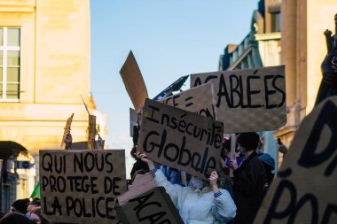 Reims France 28 Kasım 2020 Kimliği belirsiz göstericilerin yeni Küresel Güvenlik tasarısına karşı protesto gösterileri, Fransa 'da basın özgürlüğüne tehdit oluşturacağını beyan ediyor