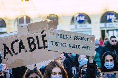 Reims France 28 Kasım 2020 Kimliği belirsiz göstericilerin yeni Küresel Güvenlik tasarısına karşı protesto gösterileri, Fransa 'da basın özgürlüğüne tehdit oluşturacağını beyan ediyor
