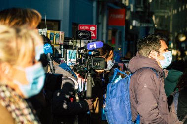 Reims France 28 Kasım 2020 Jean Castex ve Bruno LeMaire, tutukluluk evresinde dükkanların yeniden açılmasına katılan Ekonomi Bakanı