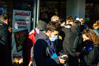 Reims France 28 Kasım 2020 Jean Castex ve Bruno LeMaire, tutukluluk evresinde dükkanların yeniden açılmasına katılan Ekonomi Bakanı