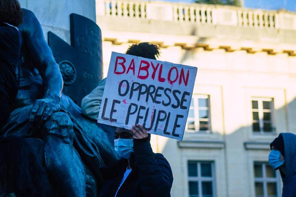 Reims France 28 Kasım 2020 Kimliği belirsiz göstericilerin yeni Küresel Güvenlik tasarısına karşı protesto gösterileri, Fransa 'da basın özgürlüğüne tehdit oluşturacağını beyan ediyor