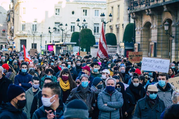Reims France 28 Kasım 2020 Kimliği belirsiz göstericilerin yeni Küresel Güvenlik tasarısına karşı protesto gösterileri, Fransa 'da basın özgürlüğüne tehdit oluşturacağını beyan ediyor