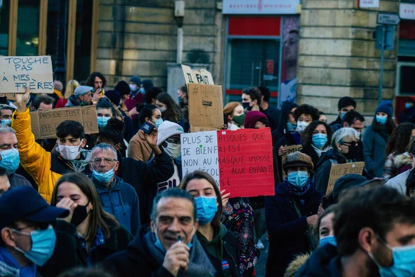 Reims France 28 Kasım 2020 Kimliği belirsiz göstericilerin yeni Küresel Güvenlik tasarısına karşı protesto gösterileri, Fransa 'da basın özgürlüğüne tehdit oluşturacağını beyan ediyor