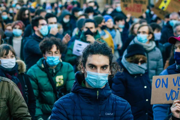 Reims France 28 Kasım 2020 Kimliği belirsiz göstericilerin yeni Küresel Güvenlik tasarısına karşı protesto gösterileri, Fransa 'da basın özgürlüğüne tehdit oluşturacağını beyan ediyor