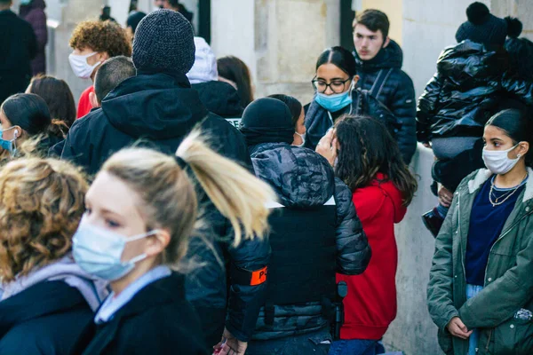 Reims France 28 Kasım 2020 Kimliği belirsiz göstericilerin yeni Küresel Güvenlik tasarısına karşı protesto gösterileri, Fransa 'da basın özgürlüğüne tehdit oluşturacağını beyan ediyor