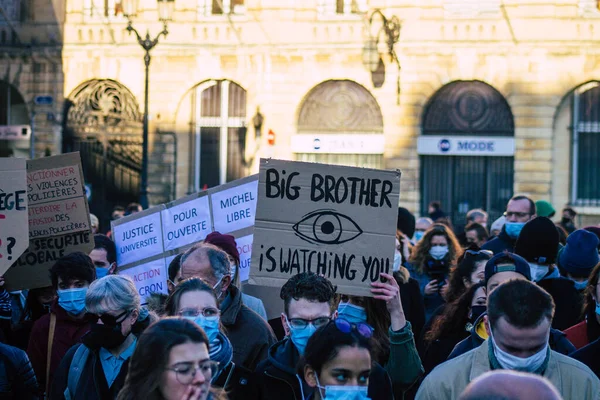 Reims France 28 Kasım 2020 Kimliği belirsiz göstericilerin yeni Küresel Güvenlik tasarısına karşı protesto gösterileri, Fransa 'da basın özgürlüğüne tehdit oluşturacağını beyan ediyor