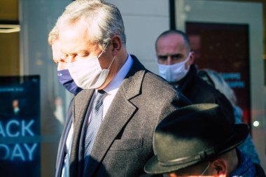 Reims, Fransa 'yı 28 Kasım 2020' de Fransa Ekonomi Bakanı Bruno Le Maire 'in tecrit safhasında Reims şehrindeki dükkanların yeniden açılmasına katılan görüntüsü.