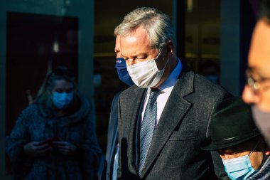 Reims, Fransa 'yı 28 Kasım 2020' de Fransa Ekonomi Bakanı Bruno Le Maire 'in tecrit safhasında Reims şehrindeki dükkanların yeniden açılmasına katılan görüntüsü.