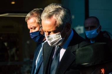 Reims, Fransa 'yı 28 Kasım 2020' de Fransa Ekonomi Bakanı Bruno Le Maire 'in tecrit safhasında Reims şehrindeki dükkanların yeniden açılmasına katılan görüntüsü.