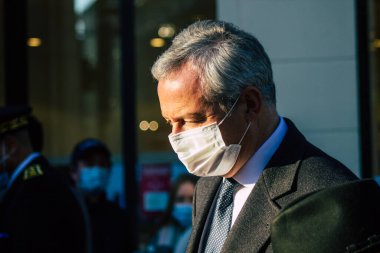 Reims, Fransa 'yı 28 Kasım 2020' de Fransa Ekonomi Bakanı Bruno Le Maire 'in tecrit safhasında Reims şehrindeki dükkanların yeniden açılmasına katılan görüntüsü.
