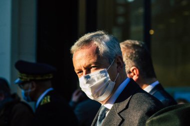 Reims, Fransa 'yı 28 Kasım 2020' de Fransa Ekonomi Bakanı Bruno Le Maire 'in tecrit safhasında Reims şehrindeki dükkanların yeniden açılmasına katılan görüntüsü.
