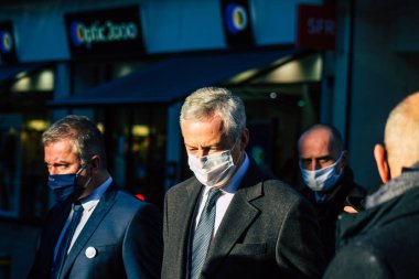 Reims, Fransa 'yı 28 Kasım 2020' de Fransa Ekonomi Bakanı Bruno Le Maire 'in tecrit safhasında Reims şehrindeki dükkanların yeniden açılmasına katılan görüntüsü.