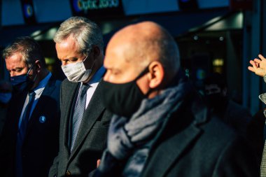 Reims, Fransa 'yı 28 Kasım 2020' de Fransa Ekonomi Bakanı Bruno Le Maire 'in tecrit safhasında Reims şehrindeki dükkanların yeniden açılmasına katılan görüntüsü.
