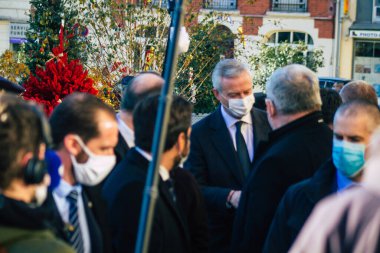Reims, Fransa 'yı 28 Kasım 2020' de Fransa Ekonomi Bakanı Bruno Le Maire 'in tecrit safhasında Reims şehrindeki dükkanların yeniden açılmasına katılan görüntüsü.