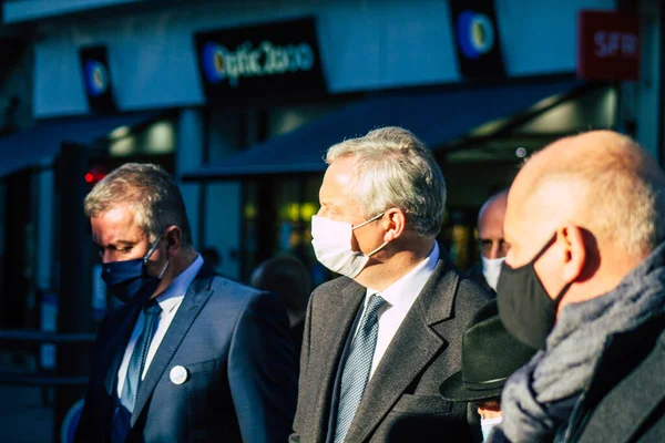 Reims, Fransa 'yı 28 Kasım 2020' de Fransa Ekonomi Bakanı Bruno Le Maire 'in tecrit safhasında Reims şehrindeki dükkanların yeniden açılmasına katılan görüntüsü.