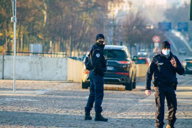 Fransa 'yı 28 Kasım 2020' de koronavirüs salgını sırasında Reims 'in tarihi sokaklarında devriye gezen Fransız polis memurunun görüntüsü ve nüfusu kontrol altına almak için kilit altına alınması ele alınıyor.