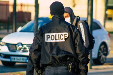 Fransa 'yı 28 Kasım 2020' de koronavirüs salgını sırasında Reims 'in tarihi sokaklarında devriye gezen Fransız polis memurunun görüntüsü ve nüfusu kontrol altına almak için kilit altına alınması ele alınıyor.
