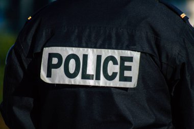Fransa 'yı 28 Kasım 2020' de koronavirüs salgını sırasında Reims 'in tarihi sokaklarında devriye gezen Fransız polis memurunun görüntüsü ve nüfusu kontrol altına almak için kilit altına alınması ele alınıyor.
