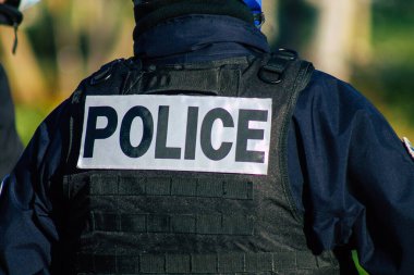 Fransa 'yı 28 Kasım 2020' de koronavirüs salgını sırasında Reims 'in tarihi sokaklarında devriye gezen Fransız polis memurunun görüntüsü ve nüfusu kontrol altına almak için kilit altına alınması ele alınıyor.