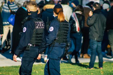 Fransa 'yı 28 Kasım 2020' de koronavirüs salgını sırasında Reims 'in tarihi sokaklarında devriye gezen Fransız polis memurunun görüntüsü ve nüfusu kontrol altına almak için kilit altına alınması ele alınıyor.