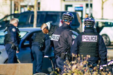 Fransa 'yı 28 Kasım 2020' de koronavirüs salgını sırasında Reims 'in tarihi sokaklarında devriye gezen Fransız polis memurunun görüntüsü ve nüfusu kontrol altına almak için kilit altına alınması ele alınıyor.