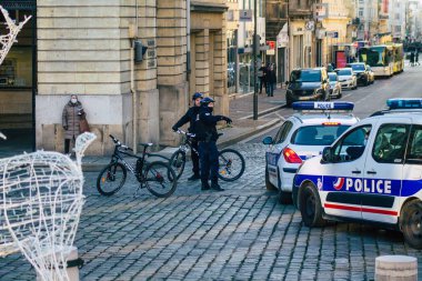 Fransa 'yı 28 Kasım 2020' de koronavirüs salgını sırasında Reims 'in tarihi sokaklarında devriye gezen Fransız polis memurunun görüntüsü ve nüfusu kontrol altına almak için kilit altına alınması ele alınıyor.