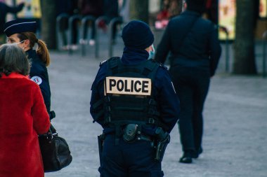 Fransa 'yı 28 Kasım 2020' de koronavirüs salgını sırasında Reims 'in tarihi sokaklarında devriye gezen Fransız polis memurunun görüntüsü ve nüfusu kontrol altına almak için kilit altına alınması ele alınıyor.