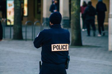 Fransa 'yı 28 Kasım 2020' de koronavirüs salgını sırasında Reims 'in tarihi sokaklarında devriye gezen Fransız polis memurunun görüntüsü ve nüfusu kontrol altına almak için kilit altına alınması ele alınıyor.